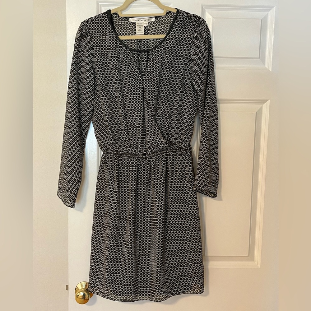 Max Studio sz small black and white geometric pattern dress with v neck top